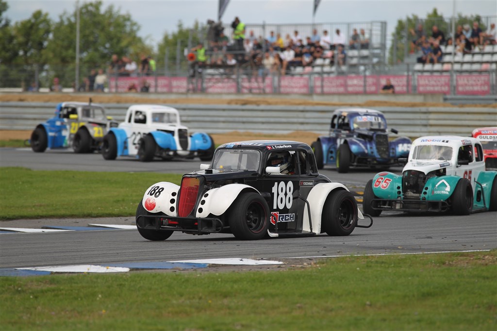 Jens Østergaard Frederiksen (188) meldte sig med to sejre foran bl.a. Anders Brødsgaard Straarup (65) og Mikkel Ryberg (21) ind i kampen om titlen for kørerne med 4-cylindrede motorer.
(Foto: Henning Smed Madsen)